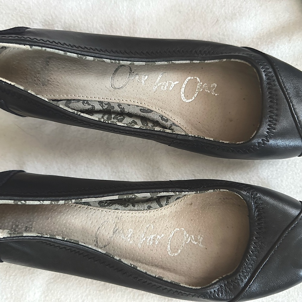 TOMS Like New Black Flats. Super cute. Worn once.